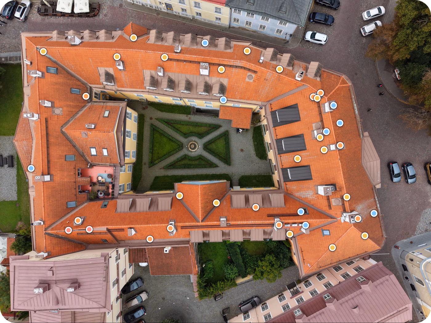 Skyview: hoone katuse aerofoto, millele on märgitud leiud, koos leidude nimekirja, fotovaaturi, inspektsioonide kuupäevade ja kommentaaridega